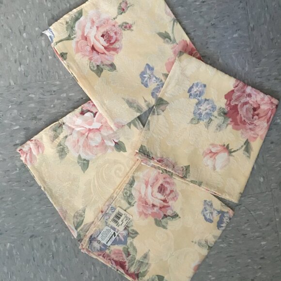 Vintage Set of 4 Fieldcrest Yellow Floral Dinner Napkins - Picture 2 of 3
